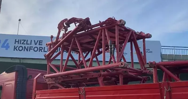 Bakırköy de vinç parçası yüklü TIR köprüye sıkıştı