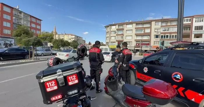 Ehliyetsiz arkadaşına motosikleti verdi, Bir sürü cezam var diye polise yalvardı