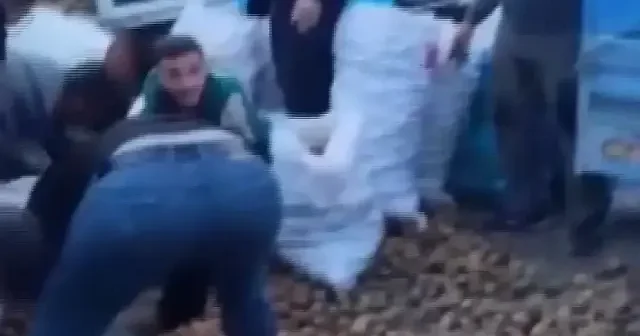 Siirt’te sürücüden örnek davranış: Arızalanan tırdaki patatesleri bedava dağıttı VİDEO İZLE
