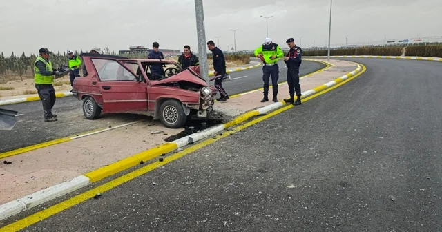 Aydınlatma direğine çarpan otomobilin sürücüsü öldü, eşi yaralandı Aksaray Haberleri