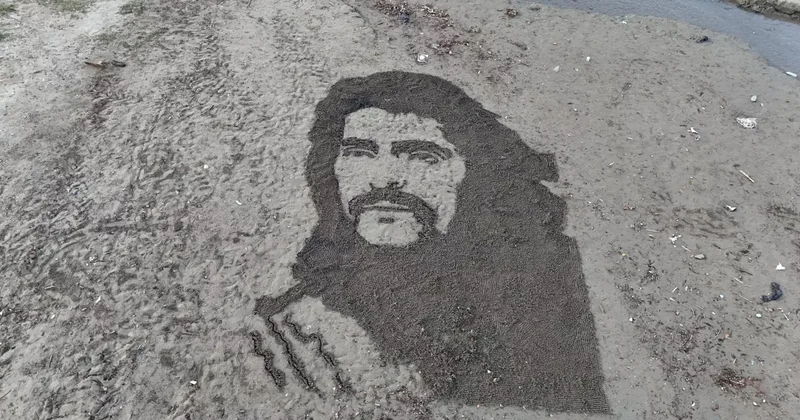 İranlı sanatçı Barış Manço nun dev portresini kuma çizdi