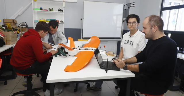 Otonom model uçak yapımını öğrencilerine aktarıyorlar Edirne Haberleri