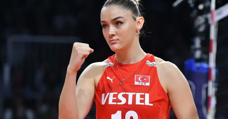 Zehra Güneş in mini etekli asansör pozu hayranlarını ikiye böldü