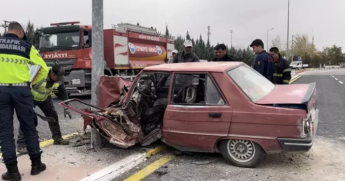 Aydınlatma direğine çarpan otomobil hurdaya döndü: 1’i ağır 2 yaralı