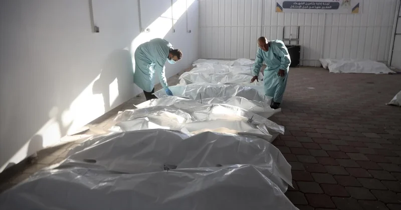 Katil İsrail tarafından alıkonulan 30 Filistinlinin naaşı Han Yunus taki Nasır Hastanesi ne ulaştı
