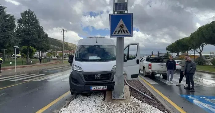Minibüs direğe çarptı, sürücü yaralandı