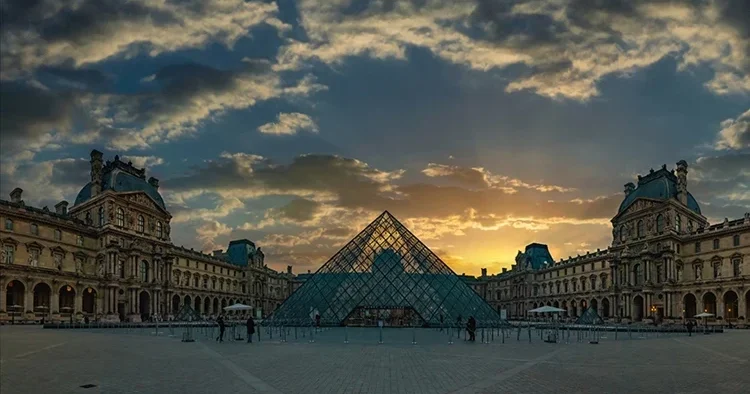 Dünyanın gündemine oturmuştu: Louvre Müzesi kapılarını yeniden açtı