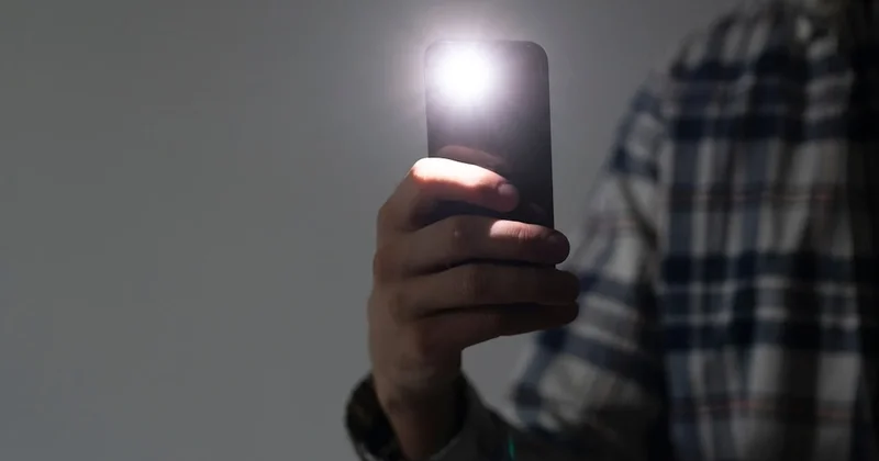 Telefon flaşını fener olarak kullananlar için büyük bir yenilik geldi Sözcü Gazetesi