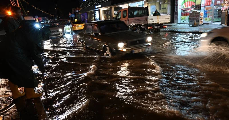 Osmaniye de sağanak hayatı felç etti: Ev ve dükkanları su bastı!