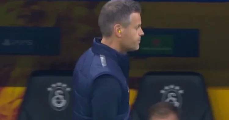 Bodo/Glimt Teknik Direktörü Kjetil Knutsen, Galatasaray maçına kulak tıkacıyla çıktı! Islıklara dayanamadı