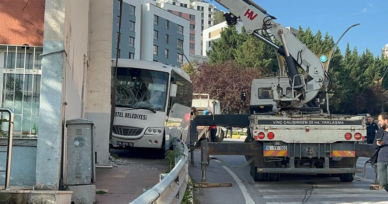 Cenazeye giden polisleri taşıyan midibüs kaza yaptı: 7 yaralı