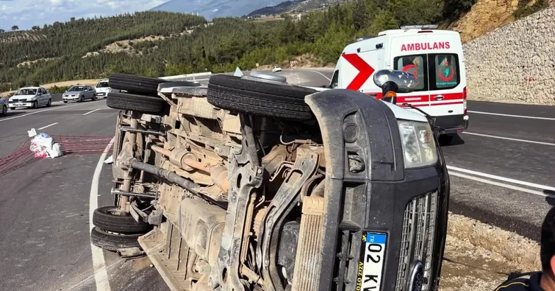 Osmaniye de devrilen minibüsteki 13 kişi yaralandı