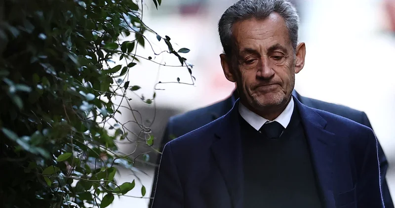 Sarkozy nin güvenliğini sağlamak için 2 polis de onunla birlikte hapse girdi