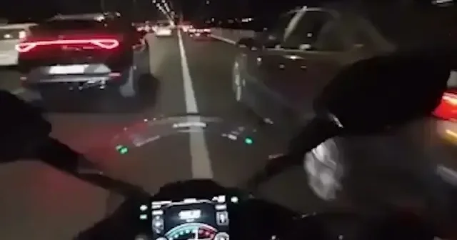İstanbul da makas atan motosiklet sürücüsü yakalandı VİDEO İZLE