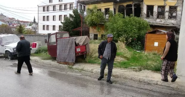 Burdur haberleri Mahalleli yaka silkti! Kiracı ve ev sahibinin bitmeyen “çöp bahçe” kavgası 22 Ekim 2025