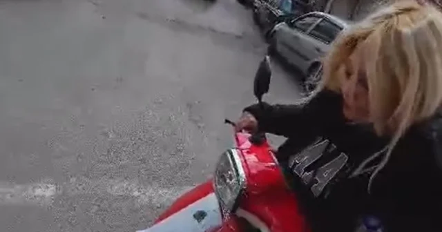 Önüne yaprak düştüğü için kaza yapmış; motosiklet sürücülerinin gülümseten diyaloğu kamerada Bursa Haberleri