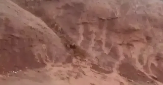 Siirt’te yağışla birlikte heyelan yola aktı VİDEO İZLE