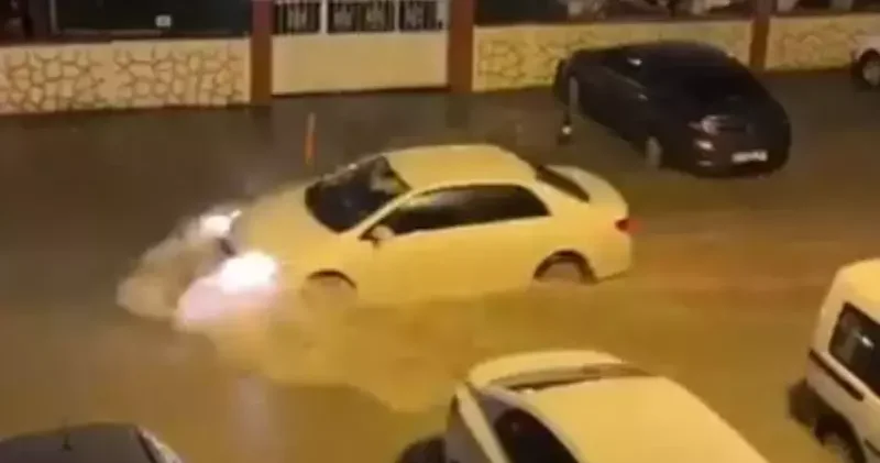 Hatay da sağanak nedeniyle yollar suyla doldu, bazı bölgelerde heyelan meydana geldi