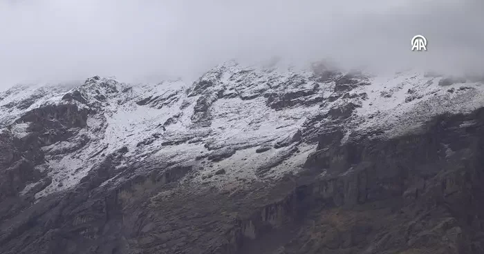 Hakkari de sağanak, yüksek kesimlerde kara döndü! Bazı yerler beyaza büründü