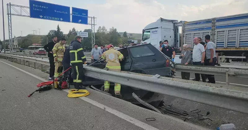 Bursa da kontrolden çıkan otomobil rejüfe çarptı: 4 yaralı