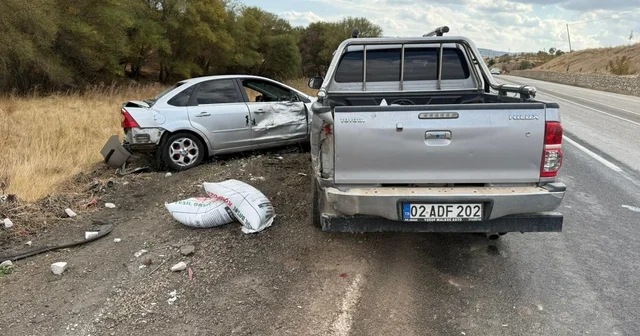 Gölbaşı nda kamyonetin park halindeki otomobile çarpması sonucu 2 kişi yaralandı Adıyaman Haberleri