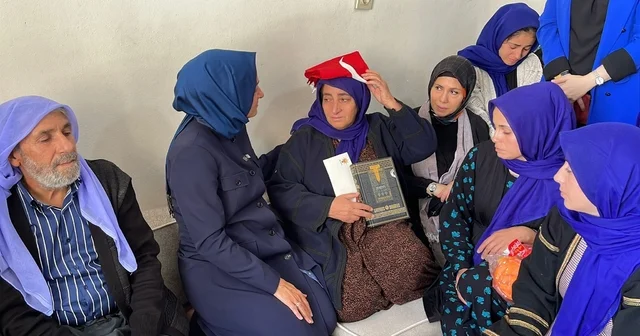 Türk bayrağını öpüp başının üstüne koyan şehit annesi: Gurur duyuyorum Şanlıurfa Haberleri