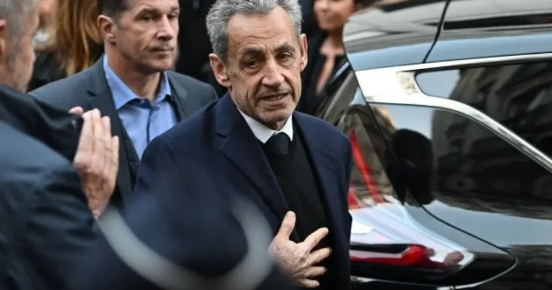 Sarkozy yi cezaevinde 2 polis koruyacak