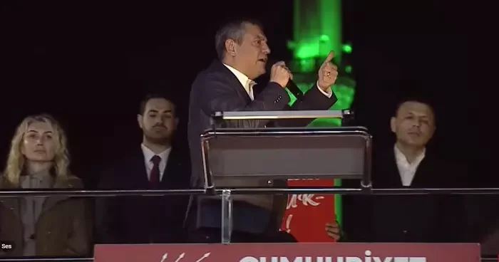 O mitingde çok büyük bir skandalı açıklayacağım demişti! CHP lideri Özel, Arnavutköy deki mitingde konuşuyor