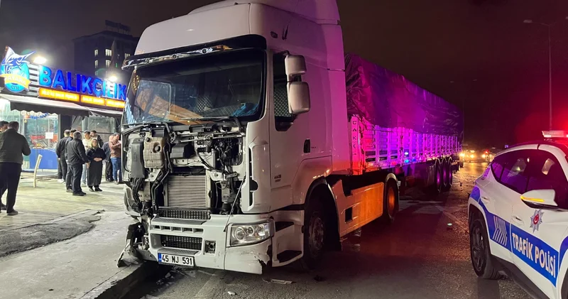 Sultangazi de TIR park halindeki araçları biçti: 1 yaralı