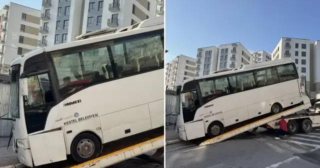 Kocaeli de midibüs binanın duvarına çarptı: 3 ü polis 7 kişi yaralandı Kocaeli Haberleri