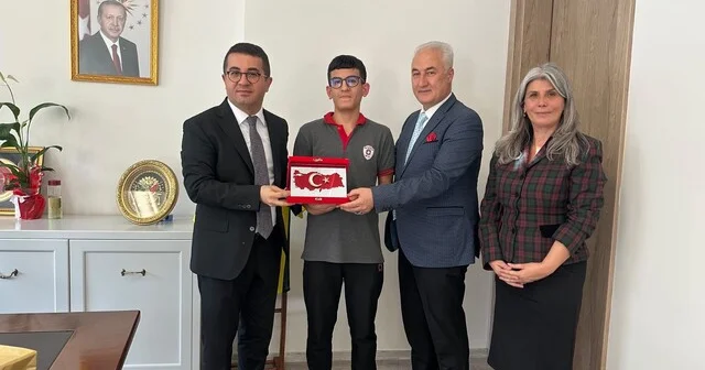 Kemalpaşa da yere düşen Türk bayrağını kaldıran öğrenciye kaymakamdan tebrik İzmir Haber Habertürk Yerel Haberler