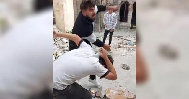Şanlıurfa da metruk evde 1 kişi, 4 kişiyi darbetti: O anlar kamerada Şanlıurfa Haber Habertürk Yerel Haberler