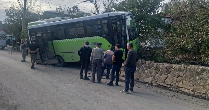Halk otobüsü duvara çarptı, 10 yolcu yaralandı Sözcü Gazetesi