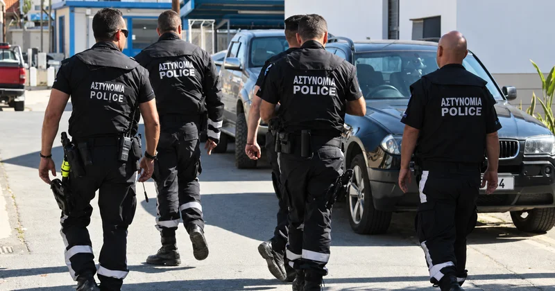 Güney Kıbrıs ta Suriyeli genci kaçıran maskeli 7 kişi, ona 20 euro taksi parası verip bıraktı