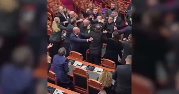 Arnavutluk ta milletvekilleri birbirine girdi, yumruklar havada uçuştu