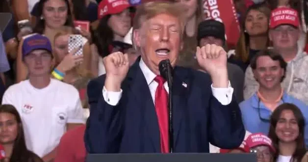 Trump tan miting sırasında ilginç hareketler: Trans halterci taklidi yaptı!