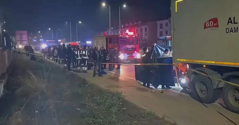 Emniyet şeridinde park halindeki TIR’a çarpan motosikletin sürücüsü öldü