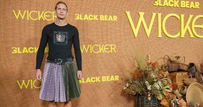 Ünlü oyuncu Alexander Skarsgard ın etekli kırmızı halı stili