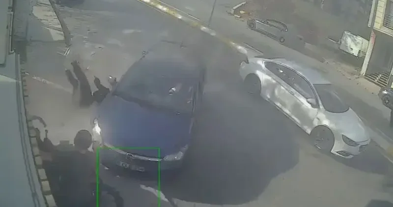 Esenyurt ta motosiklete ve yayaya çarpan otomobil kamerada: 2 ağır yaralı