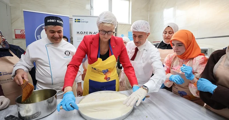 Ulrika Funered Gaziantep te tezgaha geçti: İsveç in Ankara Büyükelçisi baklavayı şerbetledi