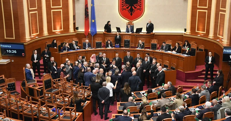 Arnavutluk Meclisi nde öğrenci gösterilerinin gündeme alınması talebi arbedeye yol açtı