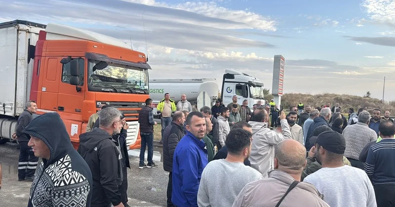Tır şoförleri sınır kapısını geçişlere kapattı Sözcü Gazetesi