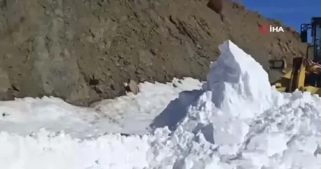 Şırnak’ta karla mücadele! 1 metreyi aştı...