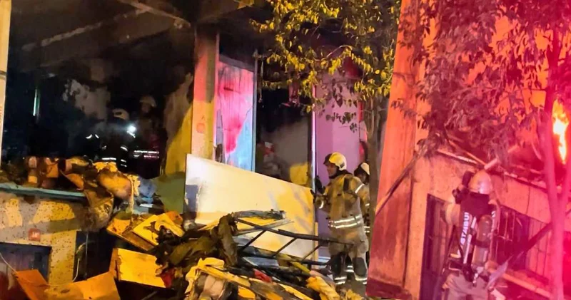 Bağcılar’da gece yarısı korkutan yangın: 70 yaşındaki adam alevlerin arasından kurtarıldı