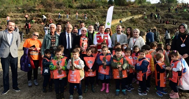 Bursa da kitaplardan yeşerecek ormana ilk tohumlar bırakıldı Osmangazi Belediyesi kitapları fidanlara dönüştürerek geleceğe nefes oldu Osmangazi Belediyesi 700 fidan dikimi gerçekleştirdi Bursa Haberleri