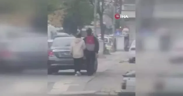 Aracını kaldırımdaki engelli yoluna park etti: Verilen ceza ödül gibi!