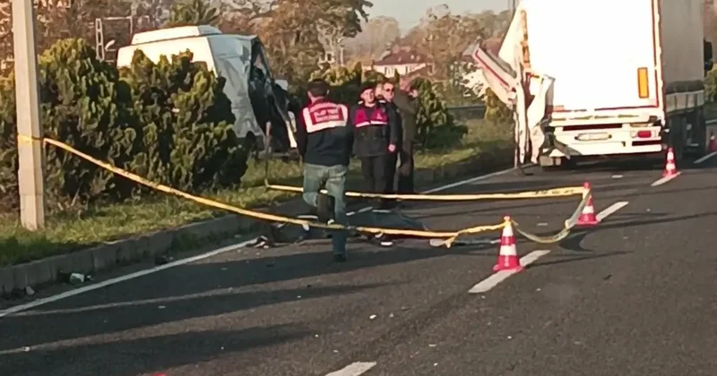 Minibüs, tırın römorkuna çarptı: 1 ölü, 2 yaralı