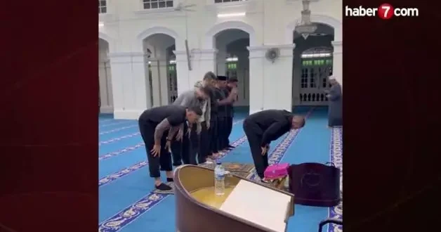 Efsane sporcu Khabib Nurmagomedov, cemaate namaz kıldırdı