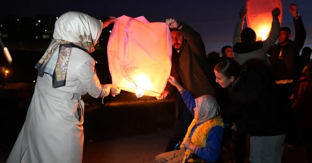 Bayburt ta özel öğrenciler eşit ve adil bir dünya için dilek fenerlerini gökyüzüne bıraktı Bayburt Haberleri