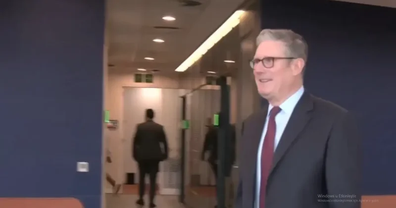 İngiltere Başbakanı Starmer düşmekten son anda kurtuldu
